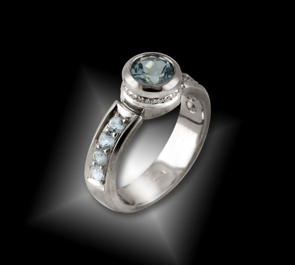 серебряное кольцо с голубыми топазами