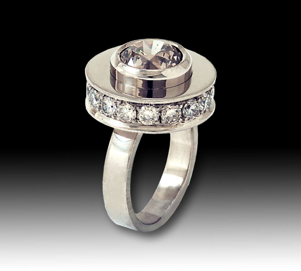 кольцо из белого золота с коньячным бриллиантом