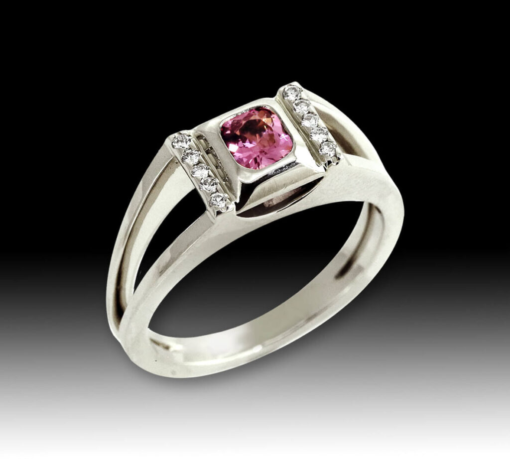 кольцо с розовой шпинелью