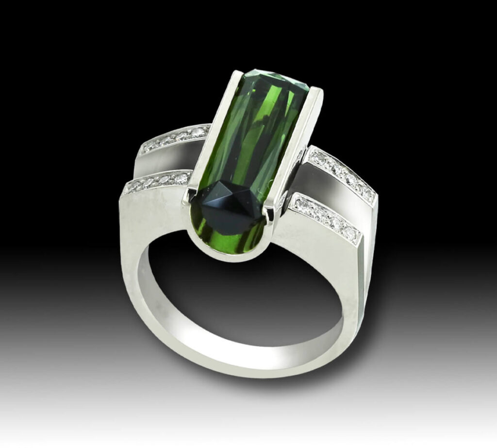 кольцо из белого золота с длинным зеленым турмалином