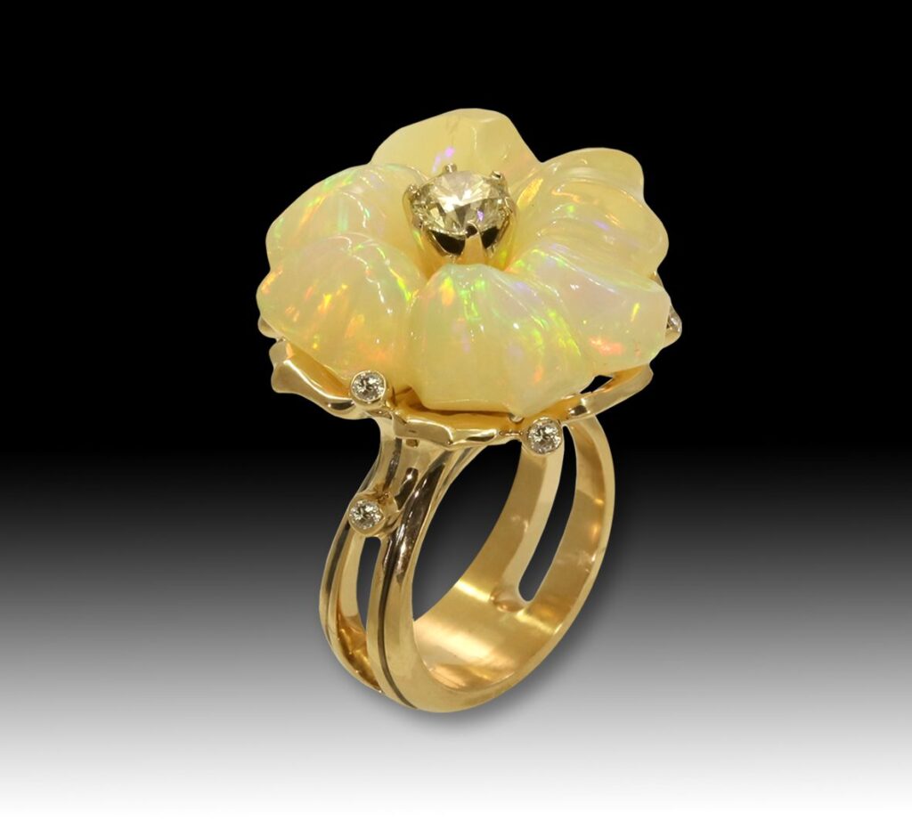 золотое кольцо с эфиопским опалом